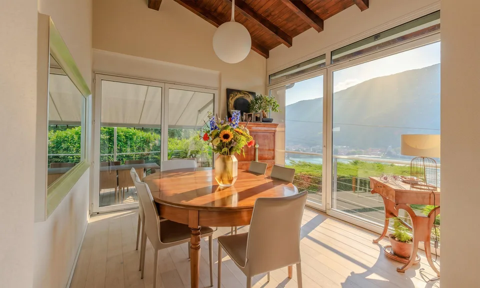 RENOVIERTE 5.5-ZIMMER-VILLA MIT OFFENEM SEEBLICK IN CAPOLAGO