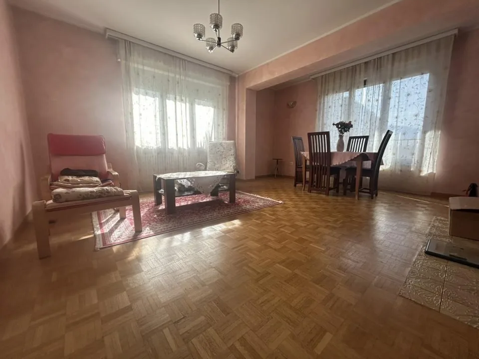 SPAZIOSA CASA DI 6 LOCALI CON AMPIO GIARDINO A CRESCIANO