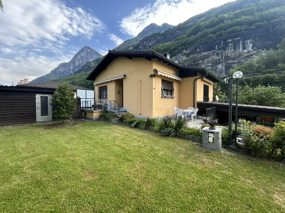 SPAZIOSA CASA DI 6 LOCALI CON AMPIO GIARDINO A CRESCIANO