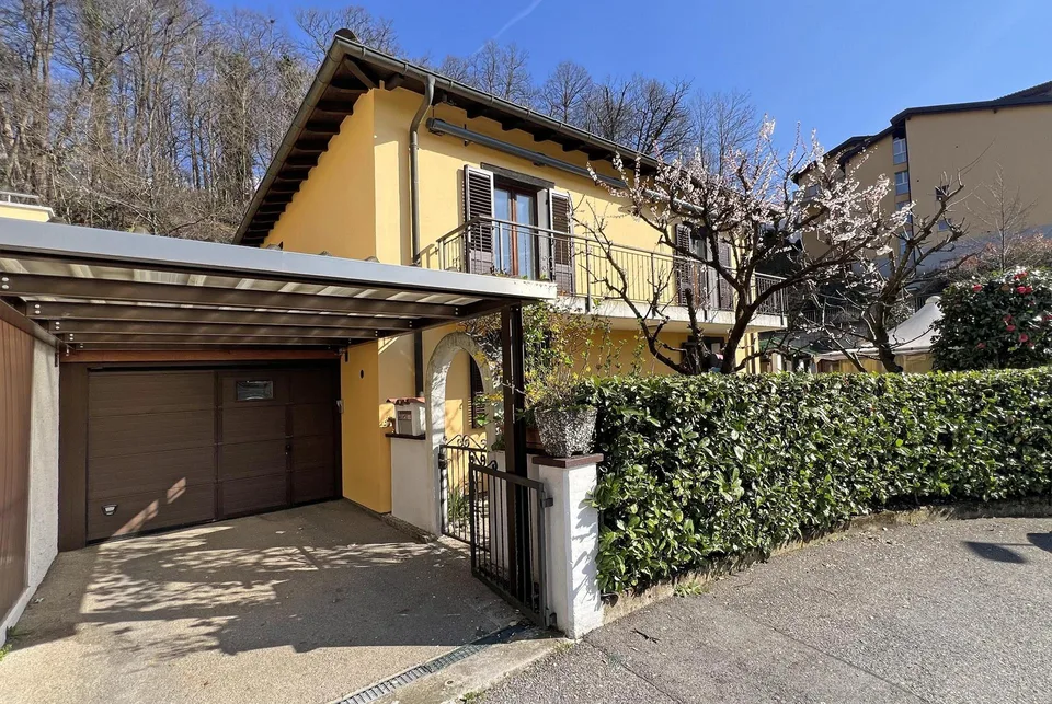 AFFITTASI GRAZIOSA CASA DI 4.5 LOCALI CON PATIO A CADRO
