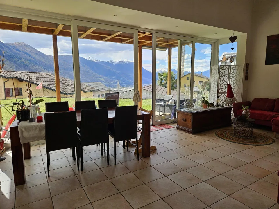 BELLISSIMA VILLA BIFAMILIARE 6.5 CON GIARDINO A GIUBIASCO