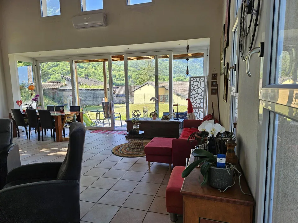 BELLISSIMA VILLA BIFAMILIARE 6.5 CON GIARDINO A GIUBIASCO