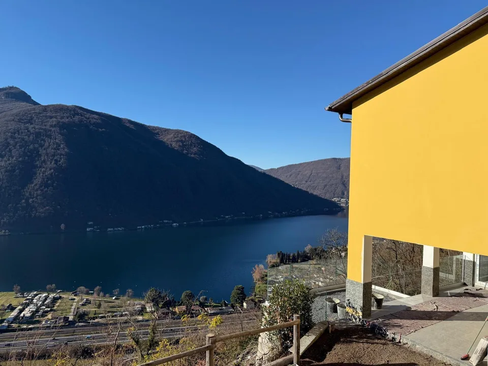 CASA 5.5 LOCALI RINNOVATA CON STUPENDA VISTA LAGO A ROVIO