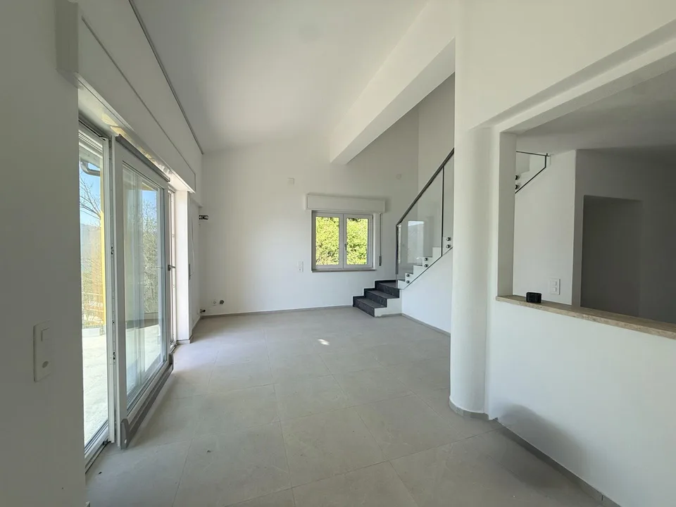 CASA 5.5 LOCALI RINNOVATA CON STUPENDA VISTA LAGO A ROVIO – foto 11 di 13
