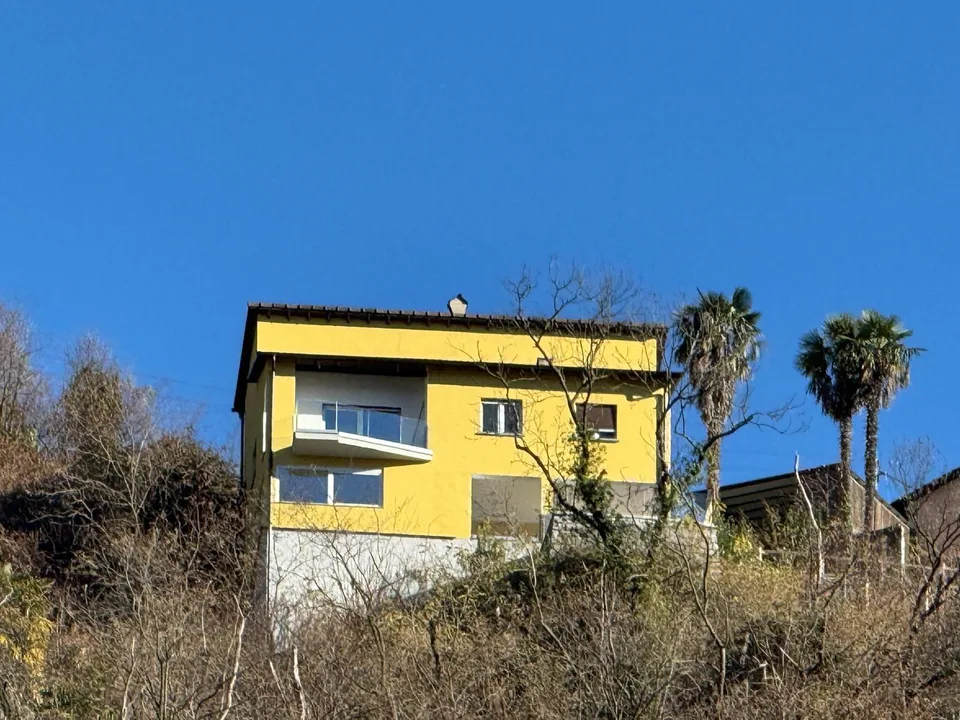 RENOVIERTES HAUS MIT 5,5 ZIMMERN UND STUNDEVOLLER SEESICHT IN ROVIO