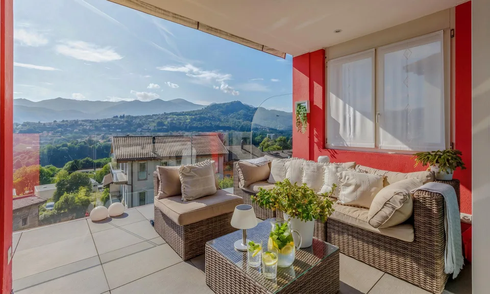 ESCLUSIVA VILLA 6.5 CON GIARDINO E VISTA APERTA A DAVESCO