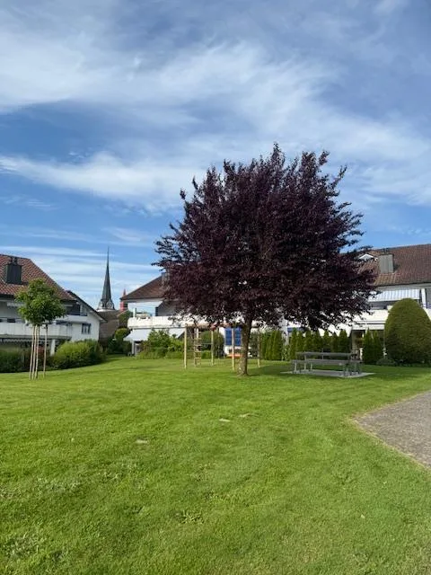 Ruhige Wohnlage, grosszügiger Gartensitzplatz und zwei Tiefgaragenp...