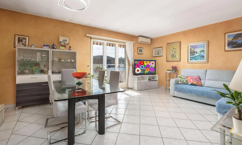 SPLENDIDO 4.5 LOCALI ULTIMO PIANO CON VISTA APERTA A STABIO