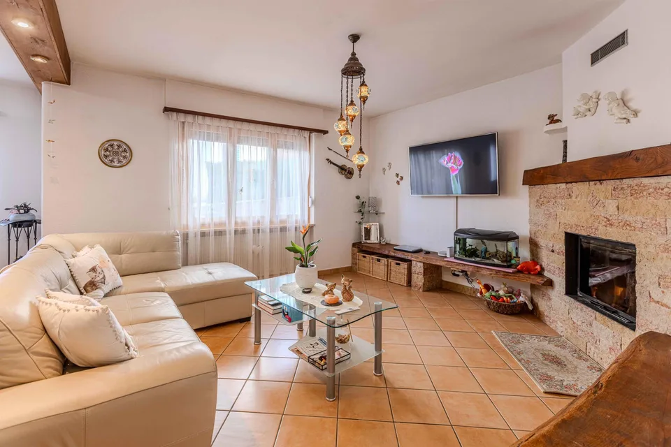 GERÄUMIGE VILLA MIT 6,5 ZIMMERN IM GRÜNEN IN BRENO