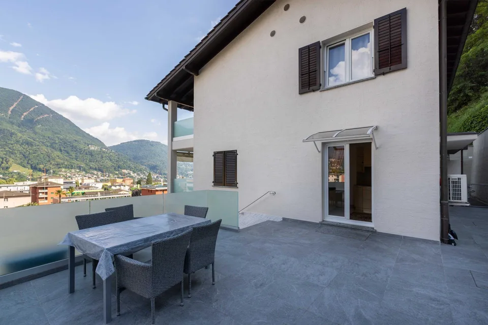 AMPIA VILLA 7.5 LOCALI COME NUOVA VISTA LAGO A CANOBBIO