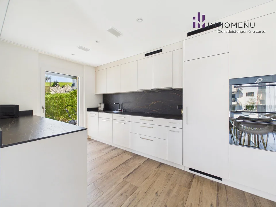 Moderne 4.5-Zimmer-Maisonettewohnung mit Süd-Garten und Bergsicht