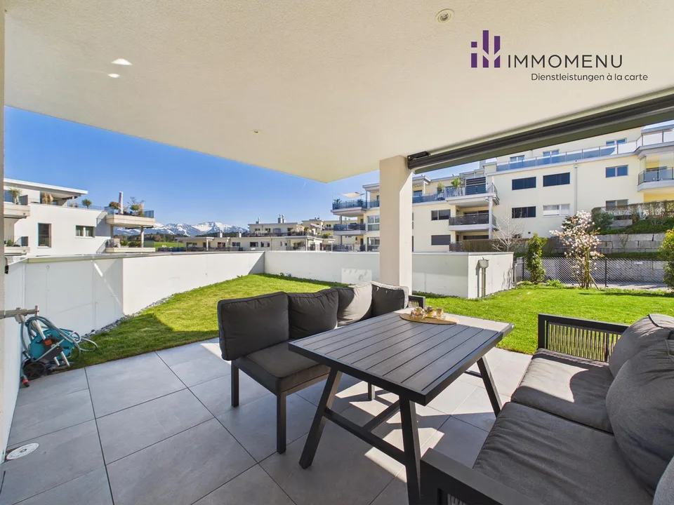 Moderne 4.5-Zimmer-Maisonettewohnung mit Süd-Garten und Bergsicht