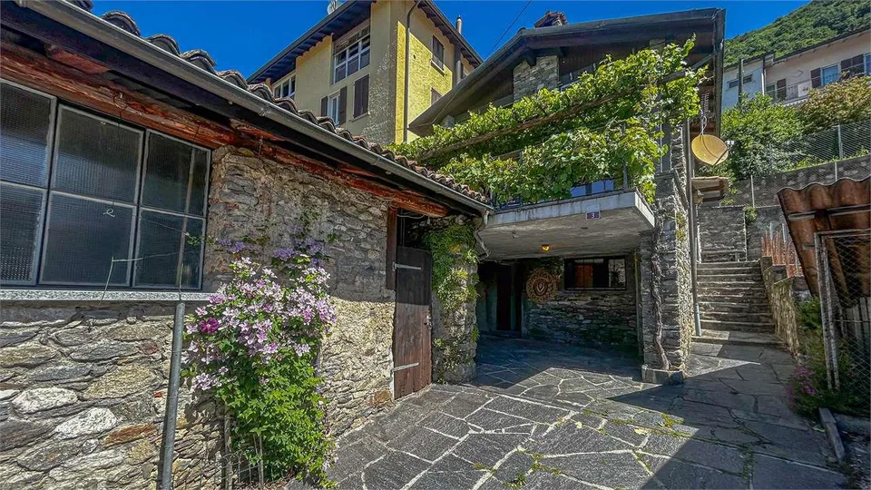 AFFASCINANTE RUSTICO CON SPLENDIDA VISTA APERTA SULLE MONTAGNE