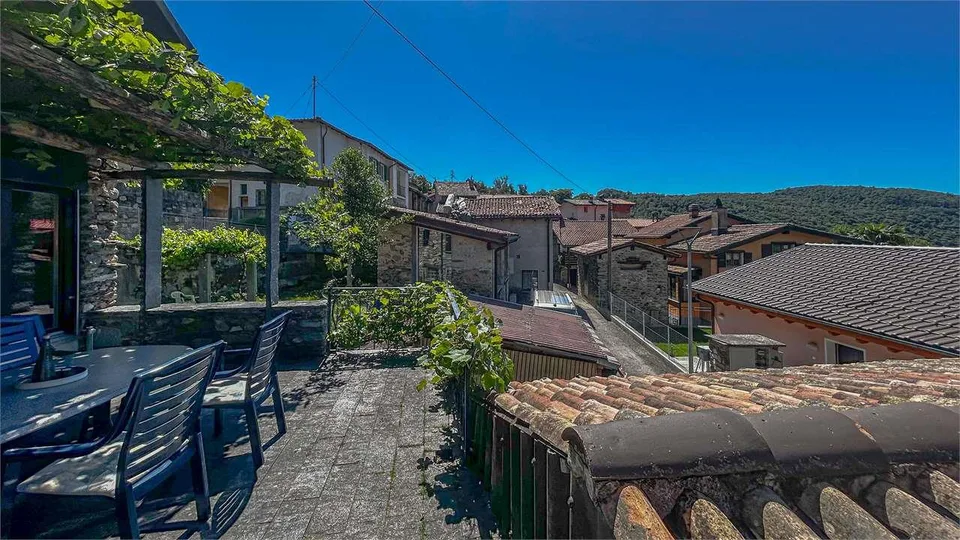 AFFASCINANTE RUSTICO CON SPLENDIDA VISTA APERTA SULLE MONTAGNE