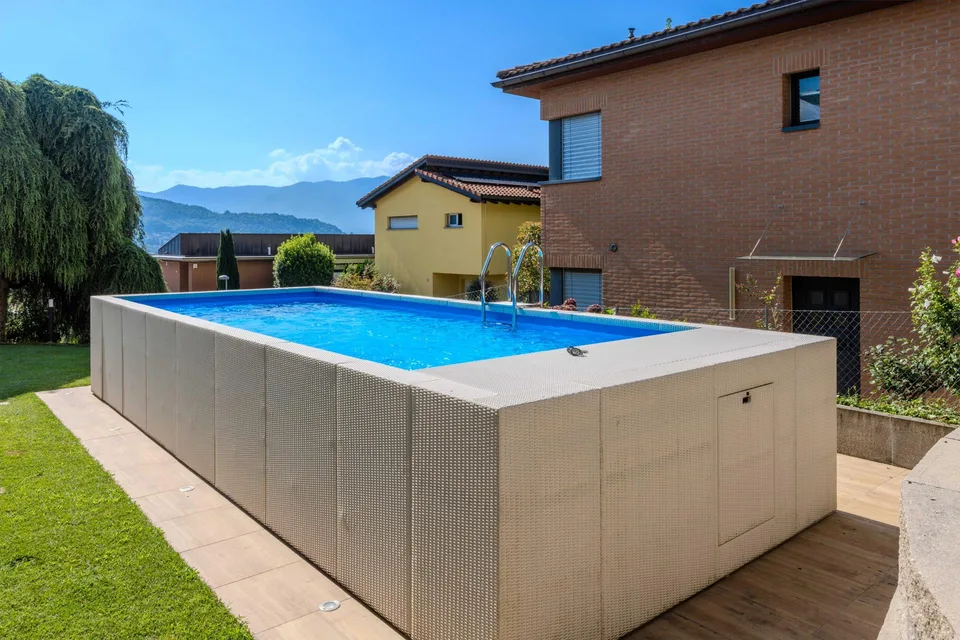 STUPENDA VILLA 5.5 LOCALI COME NUOVA CON PISCINA A MANNO