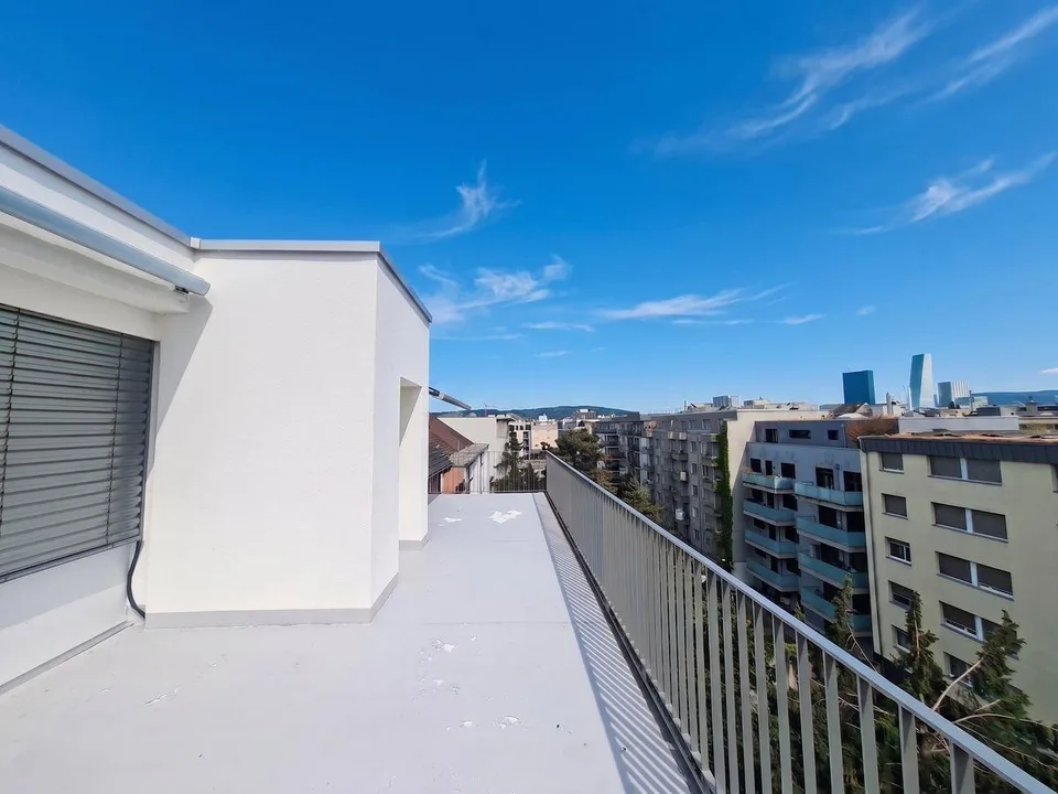Helle 5-Zimmer Attikawohnung mit Blick in Basel zur Miete