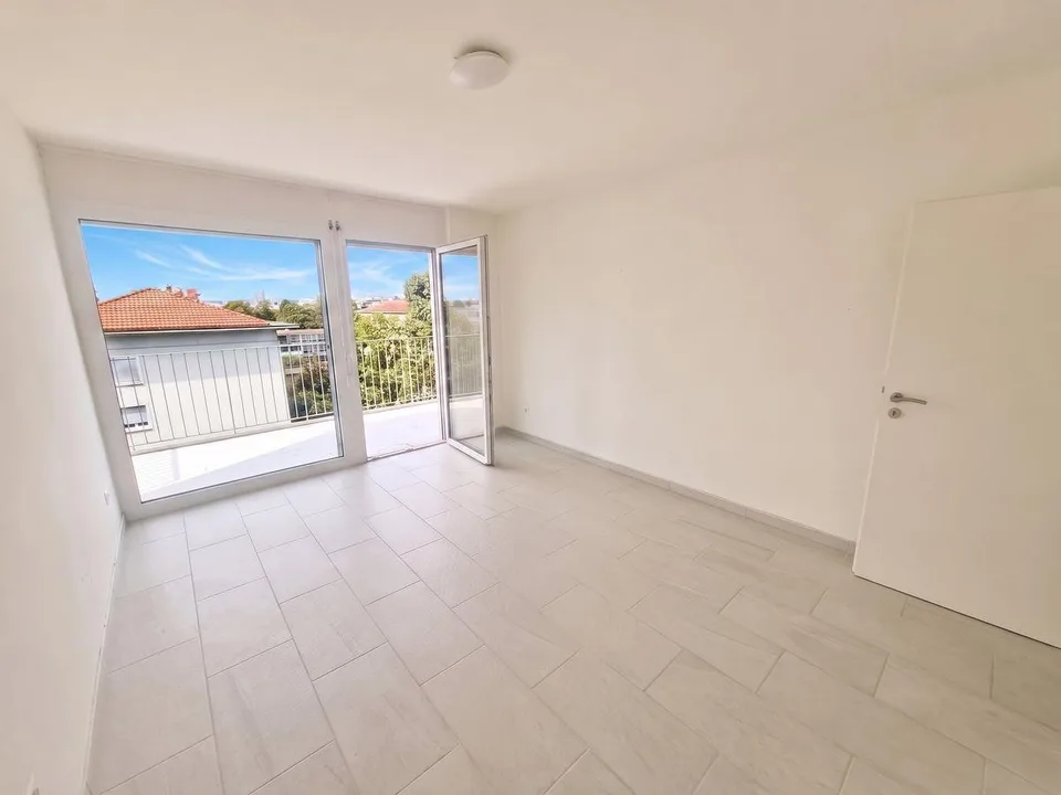 Helle 5-Zimmer Attikawohnung mit Blick in Basel zur Miete