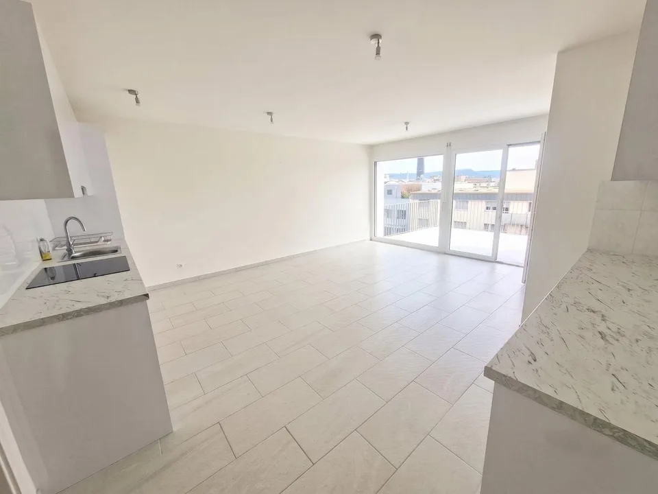 Helle 5-Zimmer Attikawohnung mit Blick in Basel zur Miete