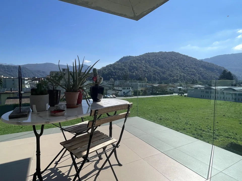 BELL' APPARTAMENTO 3.5 CON GRANDE TERRAZZA E 2 POSTEGGI
