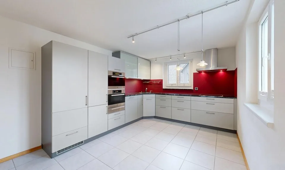 Casa di 2 famiglie ben curata con un lotto di terreno edificabile di 835 m²
