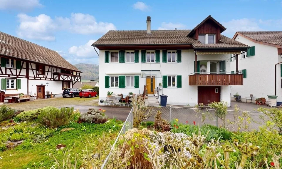 Gepflegtes 2-Familienhaus mit 835 m² Baulandparzelle