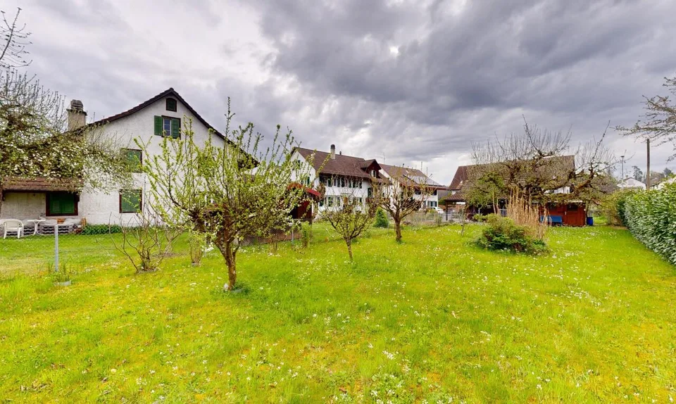 Casa di 2 famiglie ben curata con un lotto di terreno edificabile di 835 m²