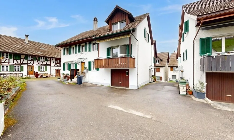 Casa di 2 famiglie ben curata con un lotto di terreno edificabile di 835 m²