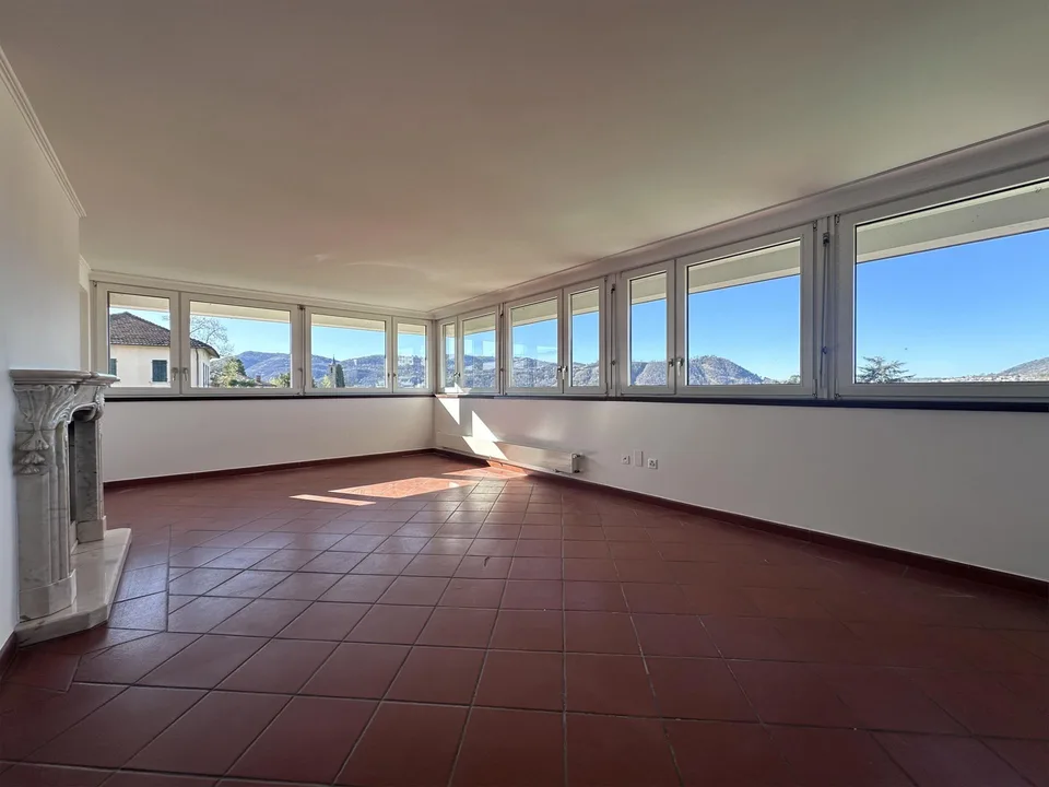 UNVERZICHTBARES PENTHOUSE 4.5 MIT SCHWIMMBAD UND PANORAMABLICK