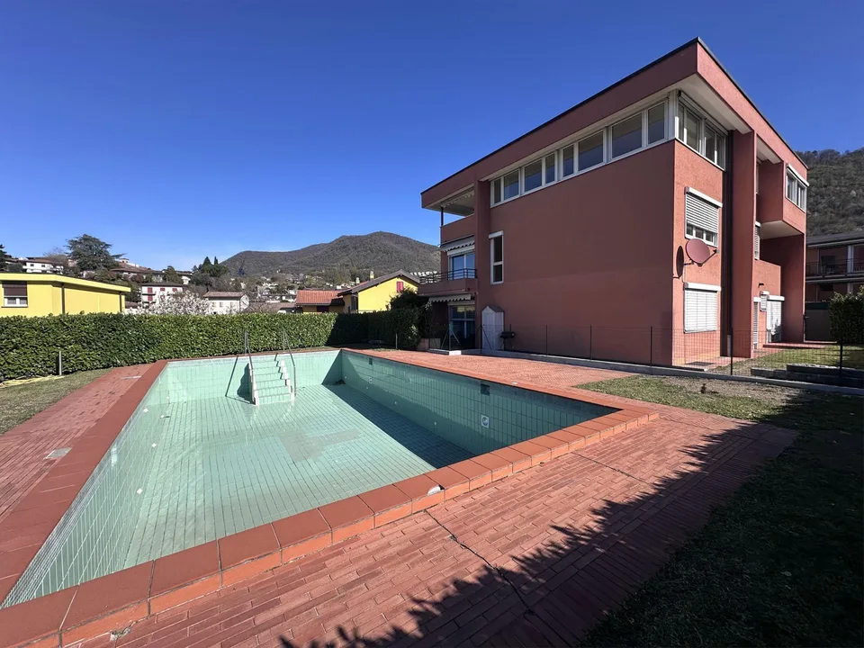 UNVERZICHTBARES PENTHOUSE 4.5 MIT SCHWIMMBAD UND PANORAMABLICK