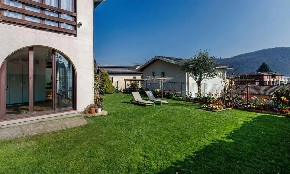 Elegantes und helles 7.5-Zimmer-Haus mit Garten in Agno