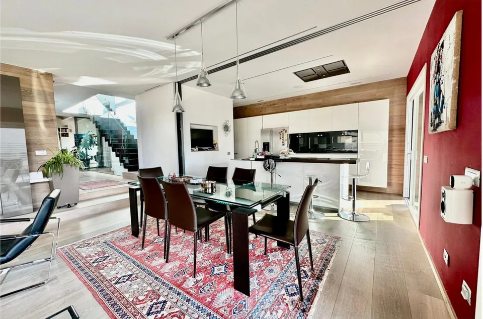 RAFFINATA VILLA DI 5.5 LOCALI CON AMPIO GIARDINO A COLDRERIO