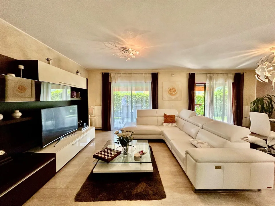 BELLISSIMA CASA DI 5.5 LOCALI CON GIARDINO A MEZZOVICO