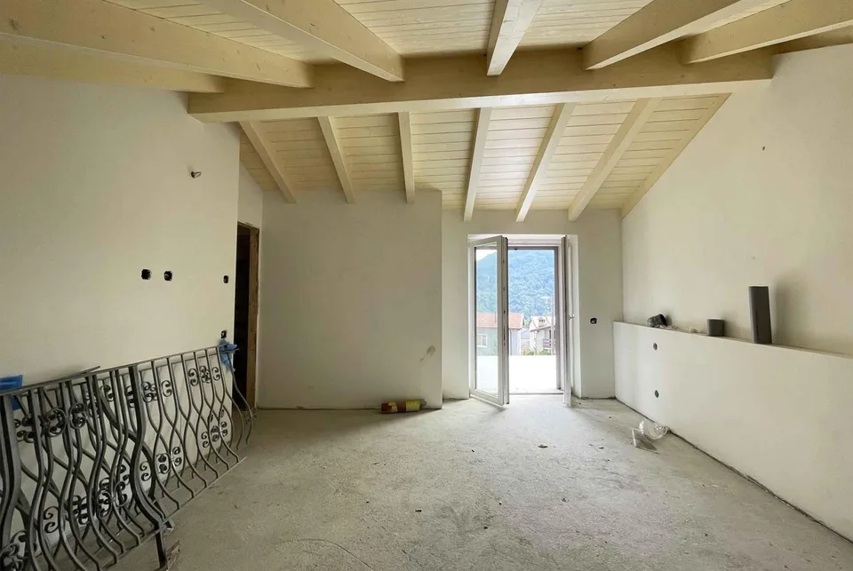 GRANDE CASA 6.5 LOCALI INTERAMENTE RINNOVATA A MIGLIEGLIA
