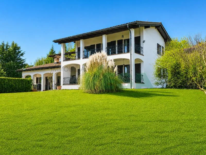 Elegante e spaziosa villa in stile mediterraneo con grande terreno