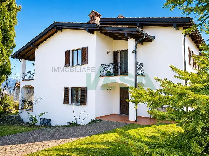 Elegante e spaziosa villa in stile mediterraneo con grande terreno