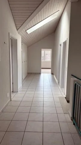 Appartamento luminoso 4.5 locali con balcone e bella vista a Fischbach-Göslikon