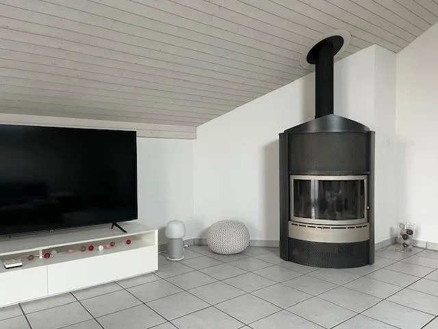 Appartamento luminoso 4.5 locali con balcone e bella vista a Fischbach-Göslikon