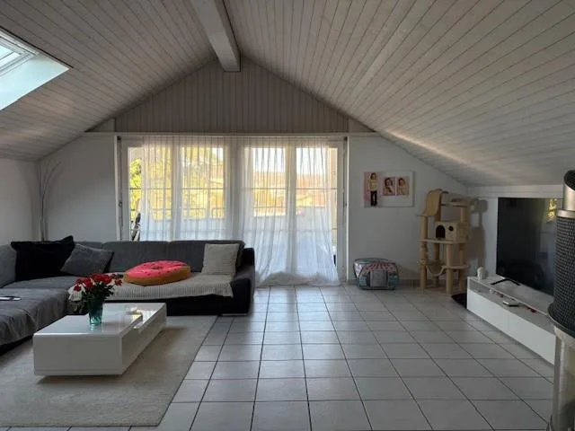 Appartamento luminoso 4.5 locali con balcone e bella vista a Fischbach-Göslikon