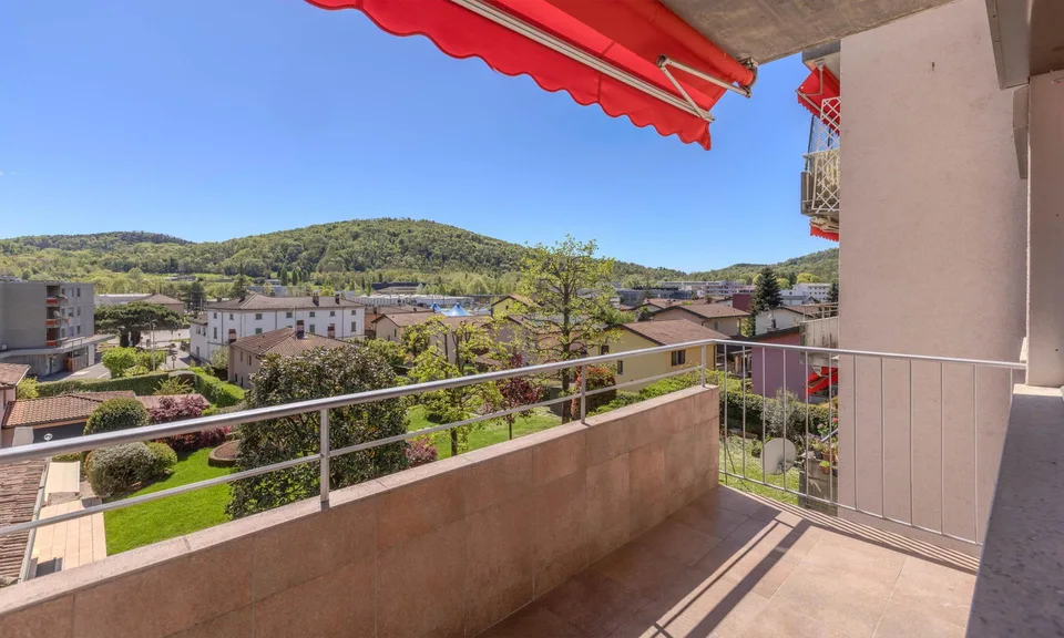 3.5 LOCALI RISTRUTTURATO CON VISTA APERTA NEL VERDE A STABIO