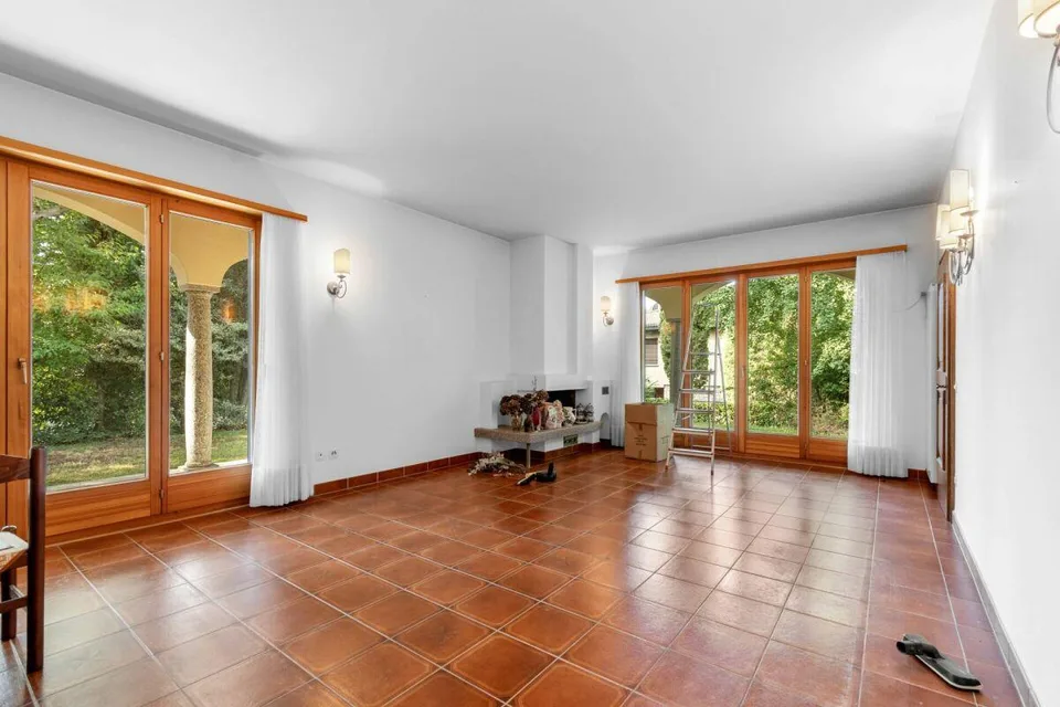 Unabhängige Villa mit großem privatem Park von 627 m2