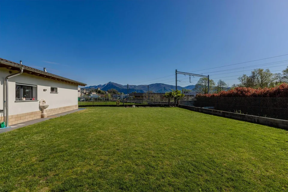 PRACHTVOLLE VILLA 6.5 ZIMMER AUF EINER EBENE MIT GARTEN IN STABIO – Foto 9 von 9