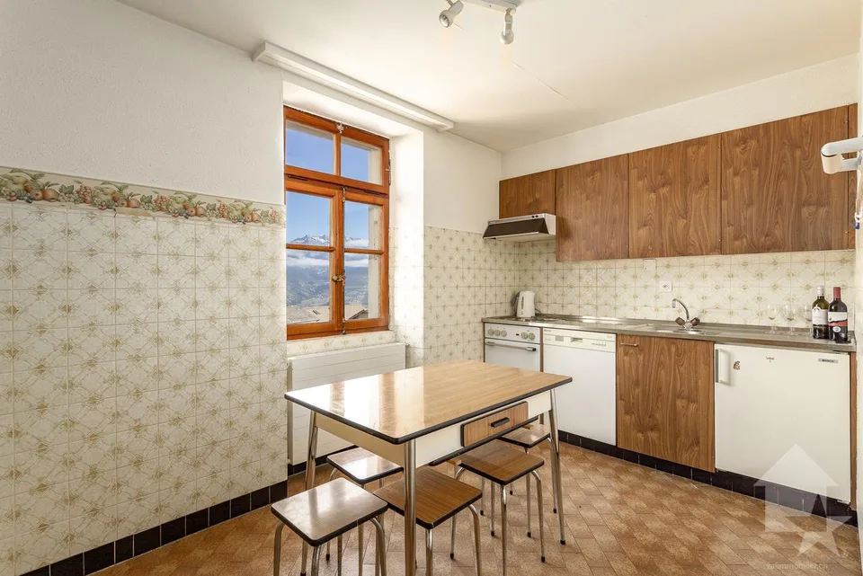 Casa di villaggio da ristrutturare, 10 locali + locali commerciali, 400 m2