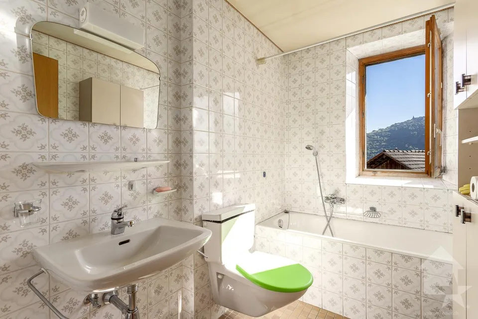 Casa di villaggio da ristrutturare, 10 locali + locali commerciali, 400 m2