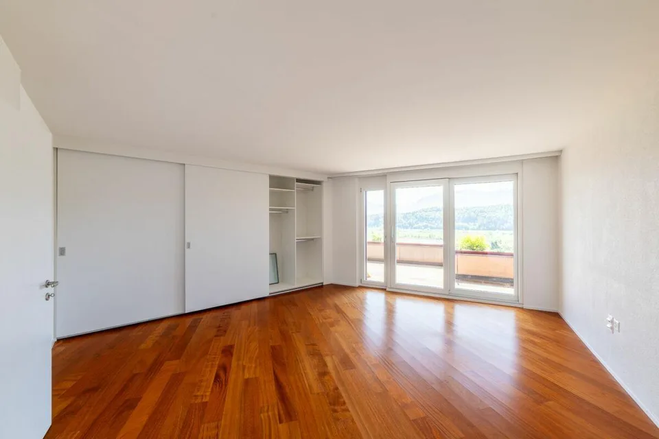 Ampio appartamento con vista sul lago e concept di stanza ben pensato