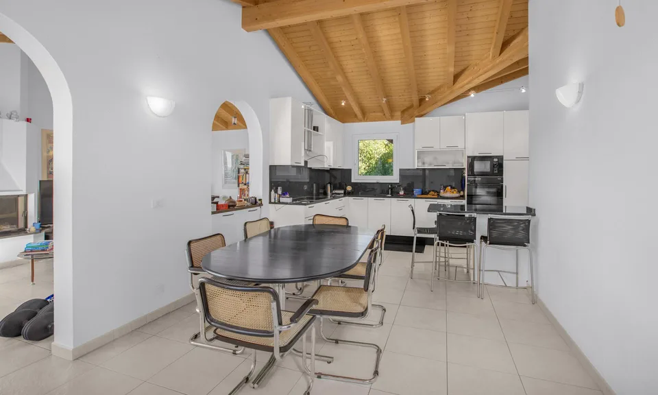 Villa Ein-/Zweifamilienhaus 6.5 mit großem Garten in Cadro