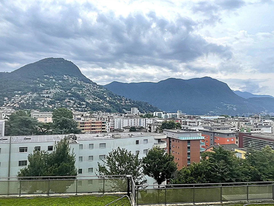 APPARTAMENTO 4.5 CON SPLENDIDA VISTA CITTA' E PARZIALE LAGO