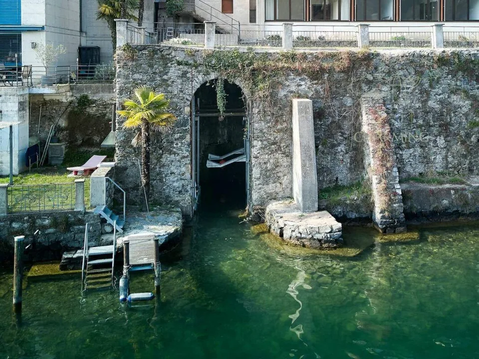 Villa Fronte Lago con Darsena Privata a Morcote