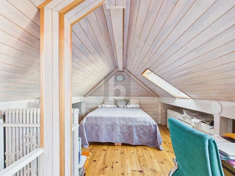 Bella villa ristrutturata con 3 appartamenti e giardino