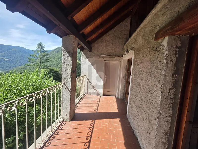 TYPISCH, GERÄUMIG MIT VIELEM SONNENLICHT UND NATUR