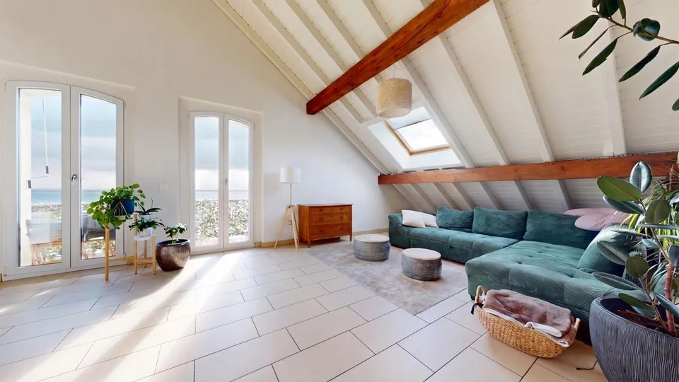 3½ Dachgeschosswohnung mit 180°-Blick auf den Neuenburgersee!